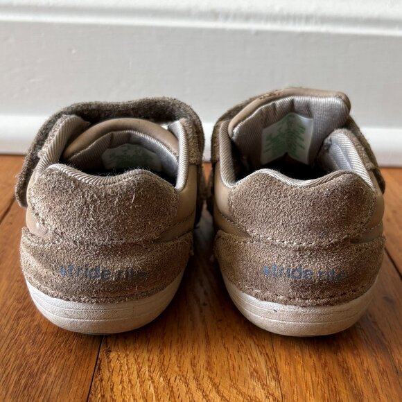 Stride Rite Waverly Sneaker in Walnut- Size 5 Wide - Picture 7 of 9
